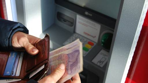 Brusel zavádí jednotný limit pro hotovostní transakce. Co se mění pro Čechy?