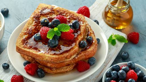 Snídejte a nastartujte metabolismus: Toast nasladko i naslano za 10 minut: francouzský i s cottagem a opečenými rajčaty