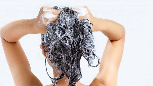 Tipy profesionálů: Kolikrát a jakým šamponem si mýt vlasy a pokožku hlavy, aby byly opravdu čisté?