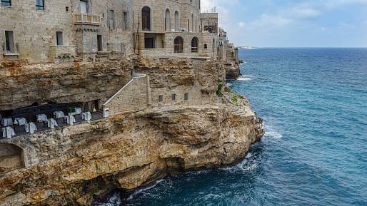 Restaurace, kde se pravděpodobně nenajíte: Grotta Palazzese, Bari, Itálie. Víte proč?