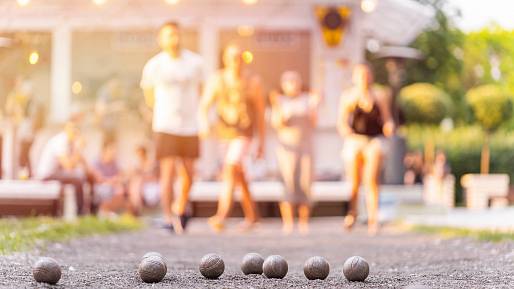 Zpevněte postavu a pobavte se při letním posezení s rodinou a přáteli: Nenáročný pétanque, gorodky a kroket pro všechny věkové kategorie