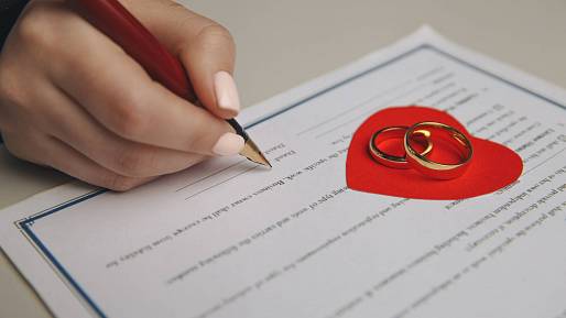 Už každý pátý pár sepisuje smlouvu: Předmanželskou, manželskou, po rozvodu, pro zajištění dětí. Máte ji také?