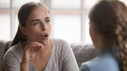 Proč máme hokej ve výslovnosti? Říkáme správně meny, selebrita, pucle nebo kotáš?