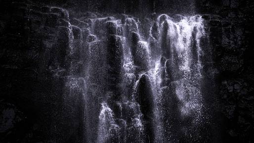 Tajemný vodopád stříkající vzhůru: Když příroda vzdoruje gravitaci