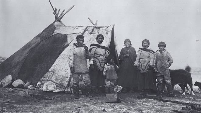 Původní Inuité poznali i na dálku jiné arktické národy. Když už na někoho v pustině narazili, byli si jistí, zda utíkat nebo se družit