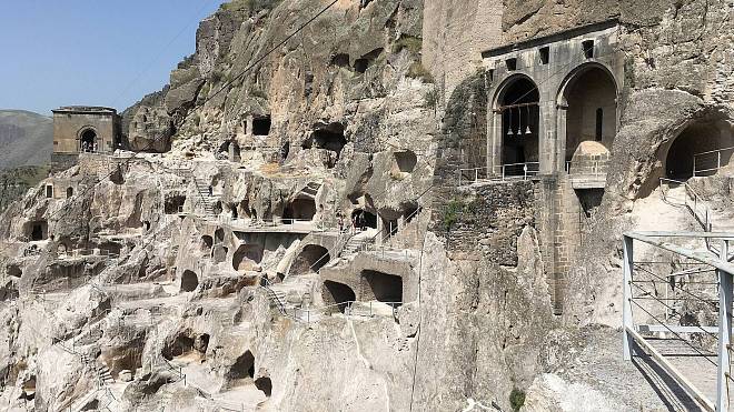 V pohoří Malého Kavkazu leží historické jeskynní město Vardzia. Královna Tamar si ho přetvořila k obrazu svému