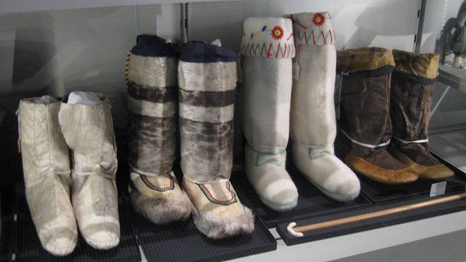 Dlouze žvýkaly Inuitky kůže na boty. Na lov tuleňů z tulení kůže, na soby ze sobí, aby se kořist neurazila