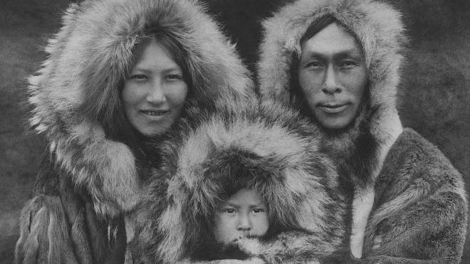 Inuité své děti neodkládají jako my, naopak, učí je zodpovědnosti k rodu a povinnostem. Všechny jsou milovány, některé ale milovanější