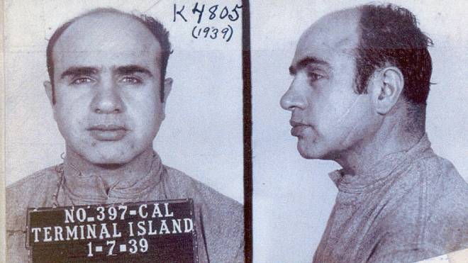 Al Caponemu se říkalo „Zjizvená tvář“. Opravdu měl ve tváři 3 jizvy. Zasloužil si je