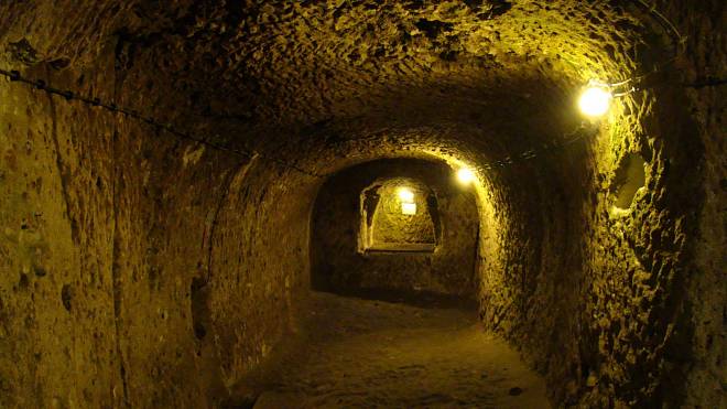 Prastaré podzemní město Derinkuyu bylo objeveno náhodou. Žilo zde až 20 000 lidí včetně hospodářských zvířat﻿
