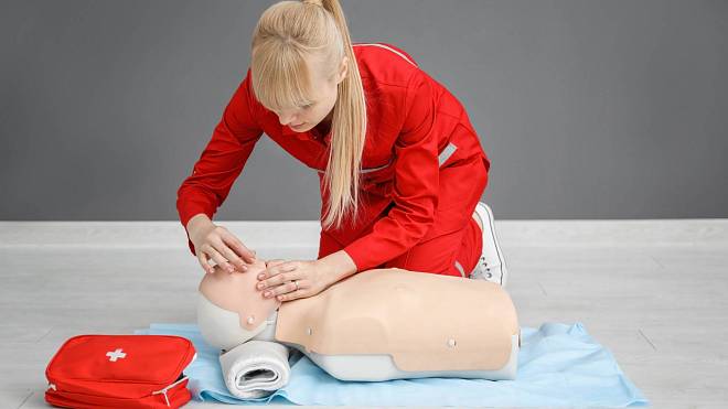 Poskytnutí první pomoci by neměla být povinnost, ale samozřejmost. Jak dobře byste ji zvládli, zjistíte z našeho kvízu