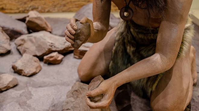 První umělou hmotu lidstva používali hojně neandrtálci i Ötzi. Pro vědce byla dlouho záhadou