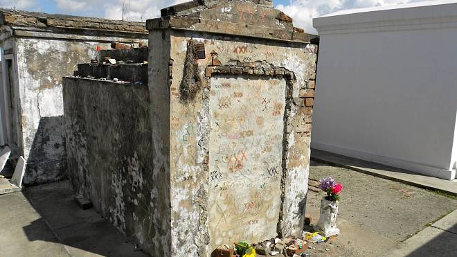 Tři křížky, doutníky a rum: Takto dodnes aktivují magii na hrobce své ikony vyznavači voodoo