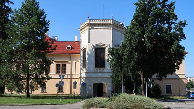 Zámek na břehu obýval Zikmund, Kinští i Hitlerjugend. Zahrada nese stopu Ludvíka XIV.