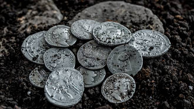 Tento unikátní nález můžeme považovat za poklad, který se svým množstvím a hodnotou řadí do skupiny unikátních nálezů