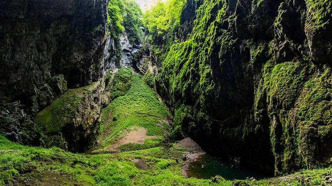 Každý zná Macochu, ale tato propast s naměřenou hloubkou 473,5 metru je hlubší a tajemnější