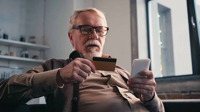 Senioři nad 65 let mají slevu na základní potraviny v některých supermarketech