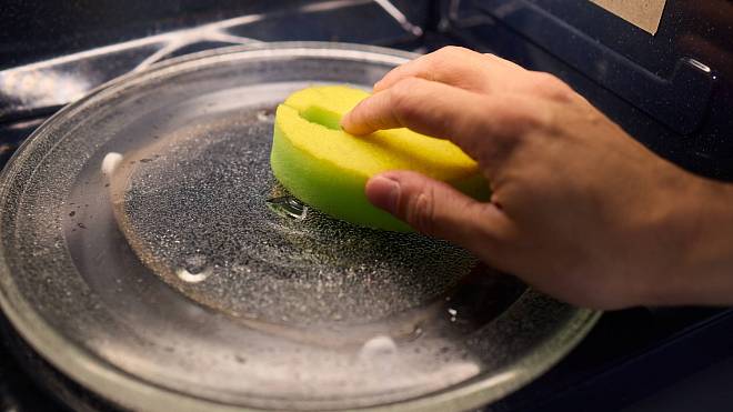 Mikrovlnka jako nová za 5 minut: Stačí citron a miska vody