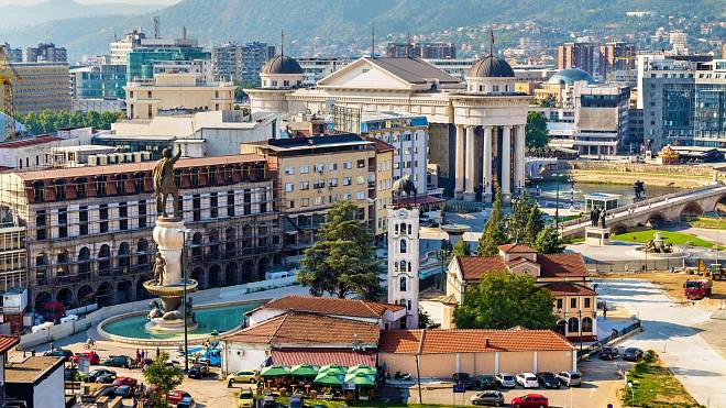 Hlavní město Severní Makedonie, Skopje, se rychle proměňuje v atraktivní a cenově dostupnou, neobyčejnou destinaci