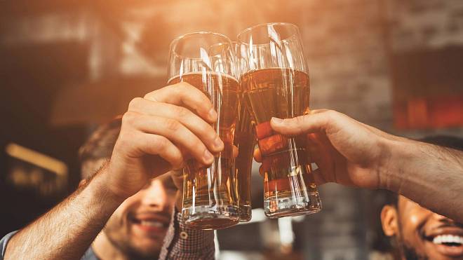 ČEŠI, PIVO A VLAST: Říkáte si štamgast? Tenhle hospodský kvíz Vás rychle uzemní