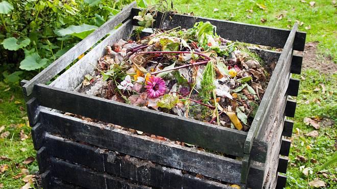 Kompost patří mezi základní hnojiva, která jsou běžně používaná na větších zahradách