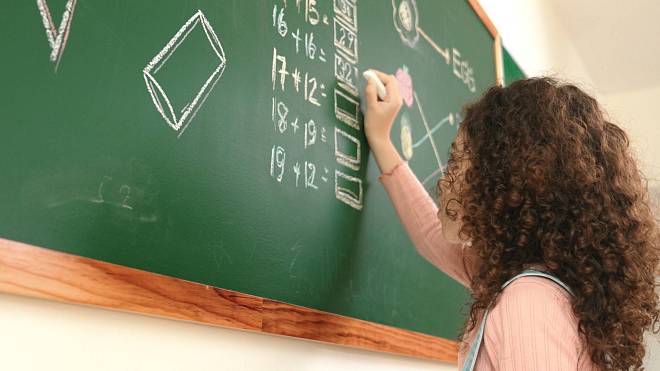 43 − 42 × 3 ÷ 4 = ? Tenhle příklad zvládne jen 3 % lidí. Patříte mezi ně?