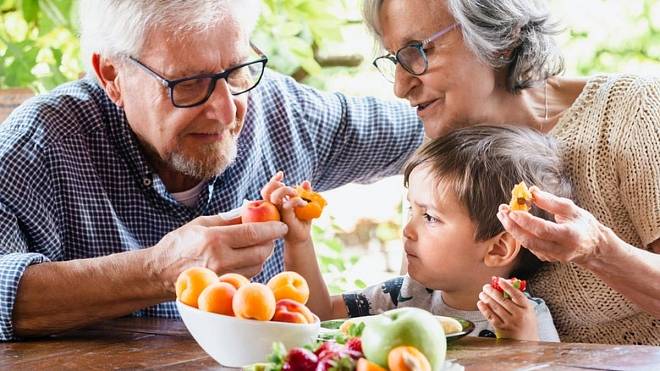 Jste-li 65+, potřebujete nutně doplnit do jídelníčku vitamín D, thiamin, riboflavin, vápník, hořčík a selen