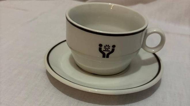 Cukřenky, popelníky, talíře a skleničky z podnikových restaurací – retro poklady, které znovu ožívají