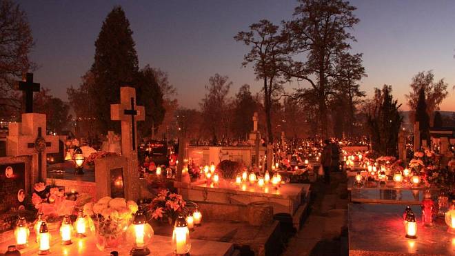 Podzimní rituál ticha: Dušičky pomáhají léčit smutek