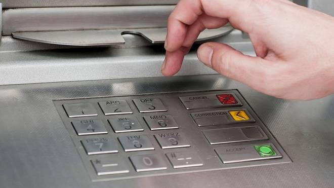 Podvodníci číhají u bankomatu. Po každé transakci stiskněte červené tlačítko Cancel