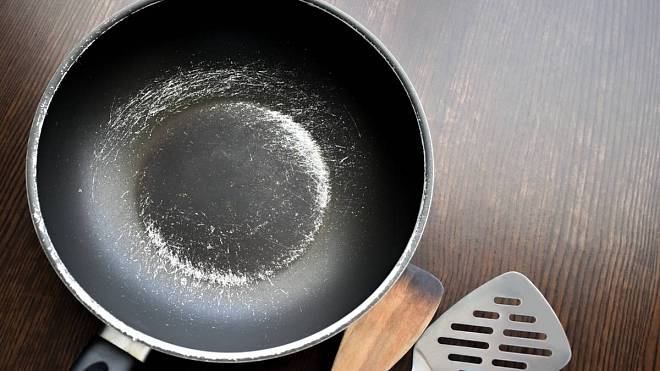 Poškozené nepřilnavé nádobí: Jak poznat, že už není bezpečné pro vaše jídlo?