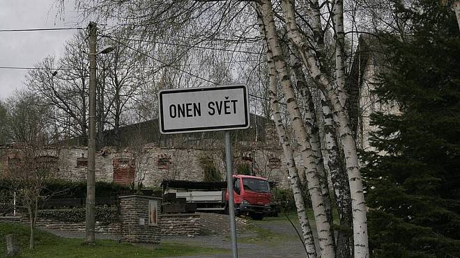 Na Onen Svět dojedete autem. Vtipný název české obce baví turisty i úředníky
