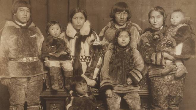 Eskymácká výměna manželek: Pohostinský sex, mnohoženství, mnohomužství i dítě s jiným museli Inuité zvládat odpradávna