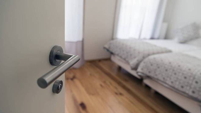 Proč byste měli mít při spánku vždy zavřené dveře do ložnice: odborníci se shodují