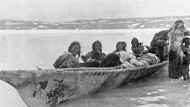 Eskymácké ženy přepravovaly ve člunu těžké zásoby na dlouhou zimu i celé rodiny. Kde byli jejich muži?
