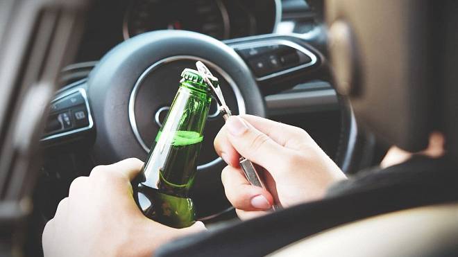 Tohle bylo moc i na otrlé policisty. Řidič nadýchal téměř 4 promile a jel autem bez pneumatiky
