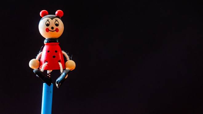 Toto staré chrastítko pro děti vypadá obyčejně. Kdo ho zachoval, dostane od sběratelů 4 000 Kč minimálně