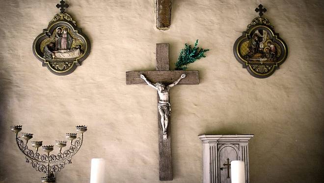 Zbyl vám po babičce na zdi dřevěný kříž? Starožitníci z nich šílí a za nepoškozené vykupují přes 30 000 Kč