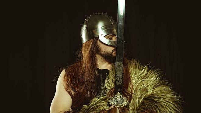 Vikinský meč předběhl dobu o 800 let. Nese záhadný nápis