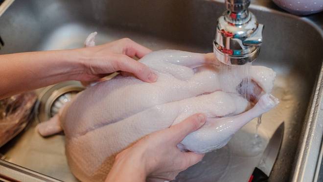 Oplachování syrového masa: Zvyk, který může šířit bakterie po celé kuchyni