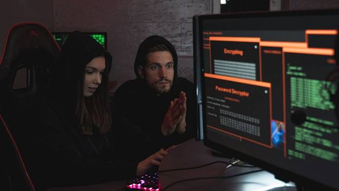Českem se šíří nový bankovní podvod. Klienty podvodníci obrali už o 1,9 miliardy korun