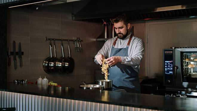 Kolik si vydělá obyčejná kuchařka v rakouské restauraci. Až to zjistíte, spadne vám brada