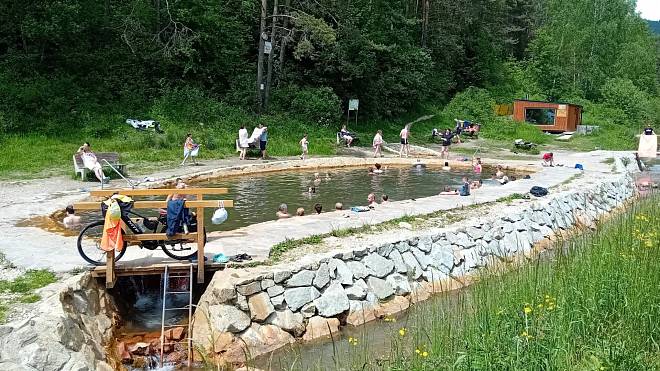 Termální koupání na Slovensku: Jezírko v Kalamenech nabízí vodu o 33°C bez vstupného