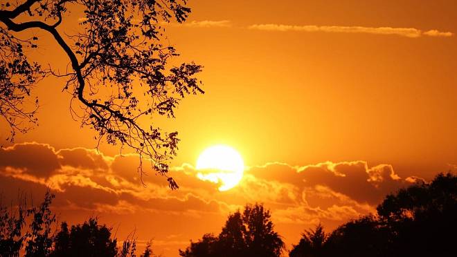 Na Česko se řítí další teplotní průšvih. Meteorologové varují především starší a nemocné osoby