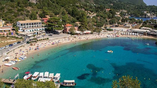 Prožila jsem na dovolené vášnivou noc s číšníkem v hotelu. Následky si nesu dodnes