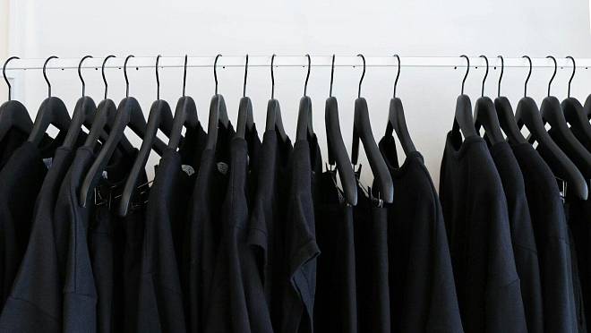 Oblíbená barva oblečení: Černá může vyjadřovat eleganci i odstup