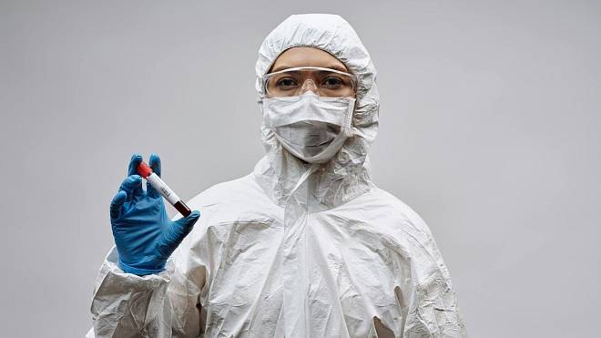 Počet mrtvých roste, smrtící virus má smrtnost 90 % a šíří se na pohřbech