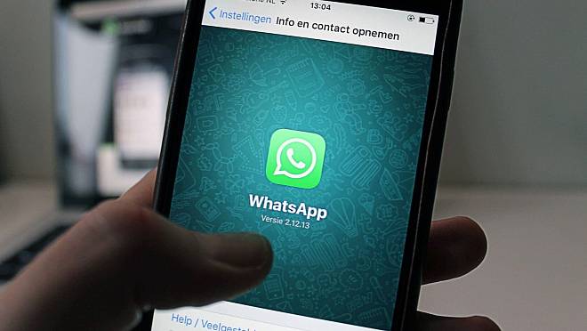 Stačí jedna zpráva a přijdete o peníze i účet. Kyberšmejdi na WhatsAppu útočí na city
