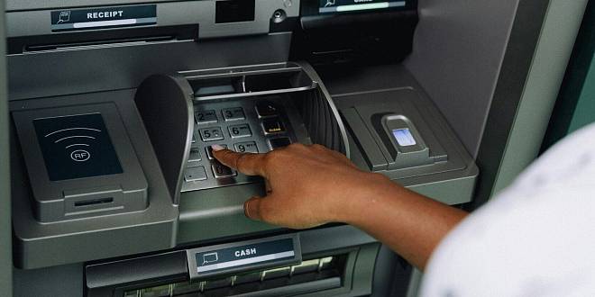 Bankomaty v Česku mají novou funkci. Mohou vás rovnou nahlásit finančnímu úřadu