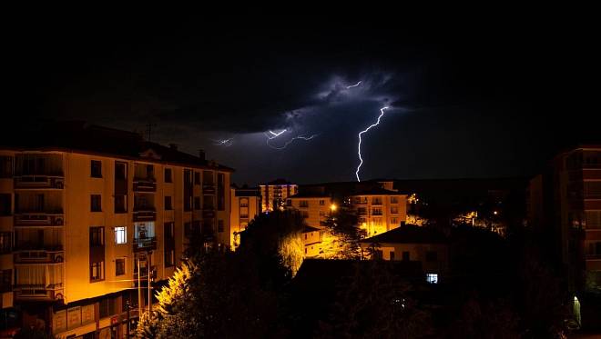 Proč někdy zahřmí z čistého nebe? Podivný meteorologický jev má vědecké vysvětlení
